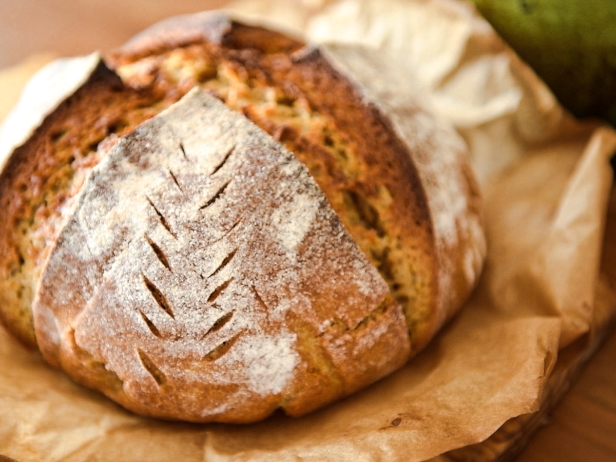 100% alakorlisztből készült kovászos kenyér, öntöttvas lábasban